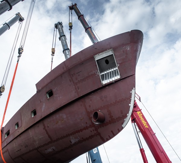 YN205 Moonen 122 Martinique - Hull Turning After