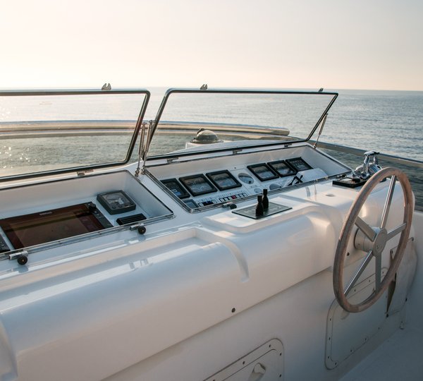 Yacht ACIONNA By San Lorenzo - Helm