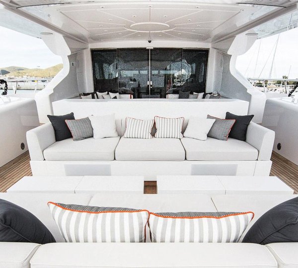 Yacht BEACHOUSE Aft
