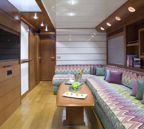 Yacht Baia 78 Saloon