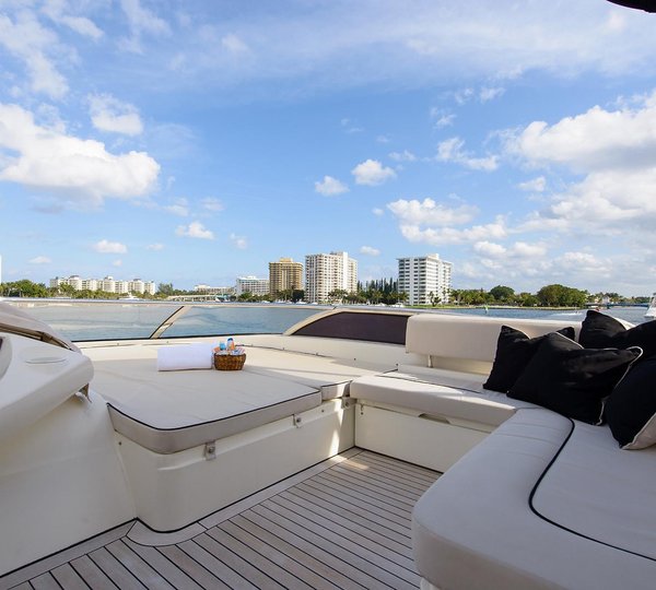 Yacht LEADING FEARLESSLY A Sunseeker 90 - Sundeck