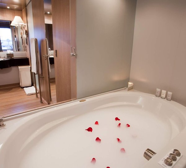 Yacht MARIU - Master En Suite Bath Detail