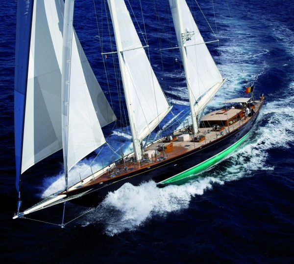 Yacht THIS IS US - Reaching Under Full Sail