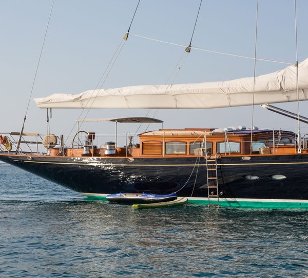 Yacht THIS IS US - Starboard Profile Aft