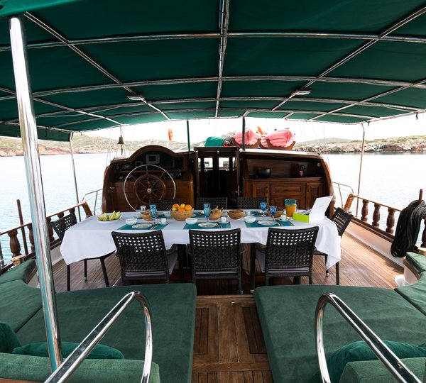 Aft deck with dining
