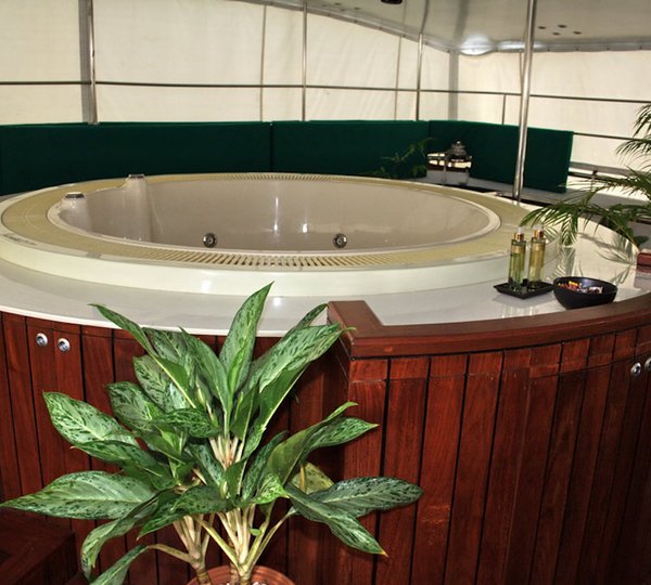 Total Relaxation Aboard M/Y Meditation: Hot Tub