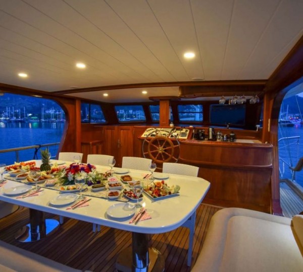 Aft Deck Alfresco Dining Area - Evening