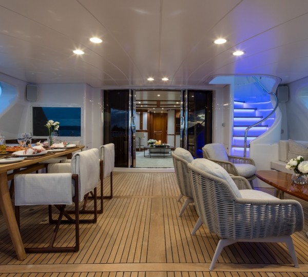 Aft Deck Dining And Seating - Photo Jeff Brown