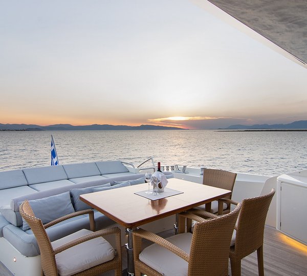 Aft Dining Table And Seating