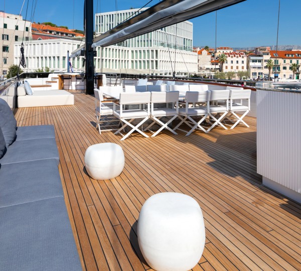 Al Fresco Dining Area - Seating Area And Bar