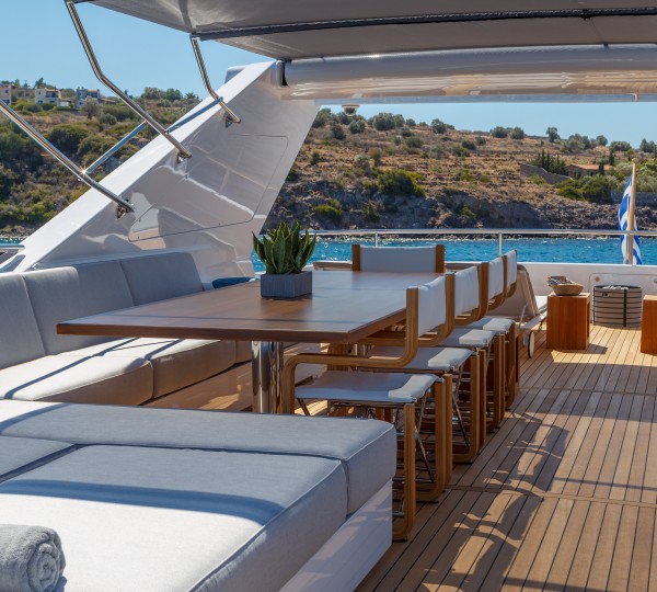 Alfresco Dining On Flyrbidge