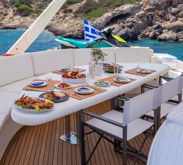 Alfresco Dining On The Sundeck