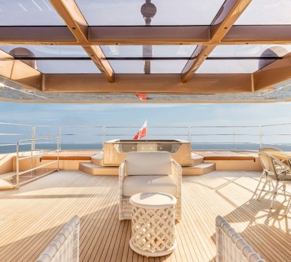 Amazing Deck Are With Jacuzzi