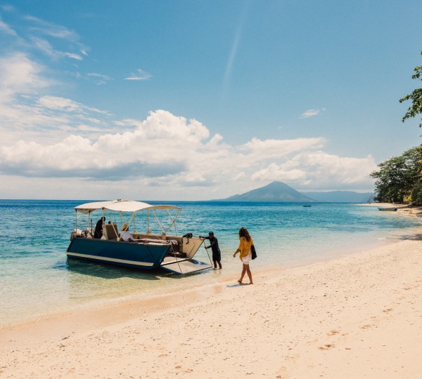 Arriving On A Beach - Kudanil - Jack Johns