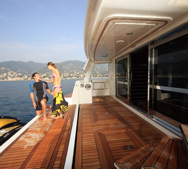 Beach Club With Easy Access To The Water