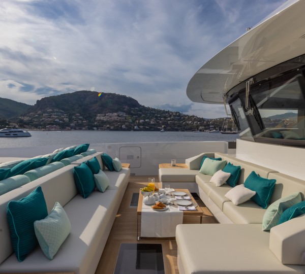 Bow - Lounge Exterior