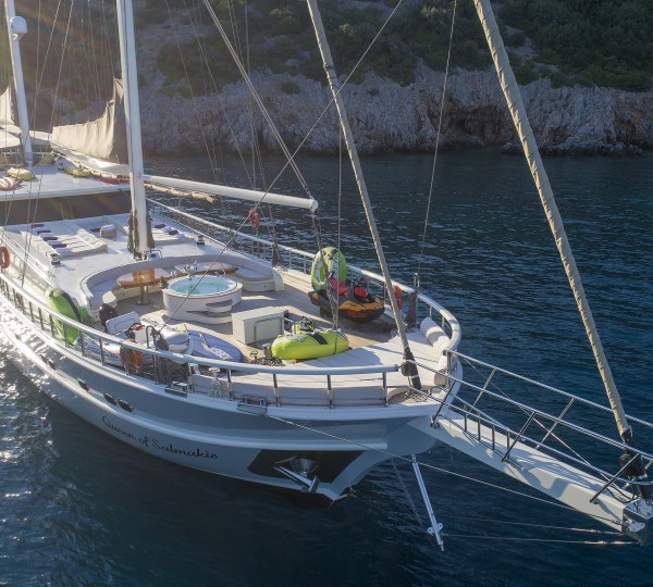 Bow View With Water Toys