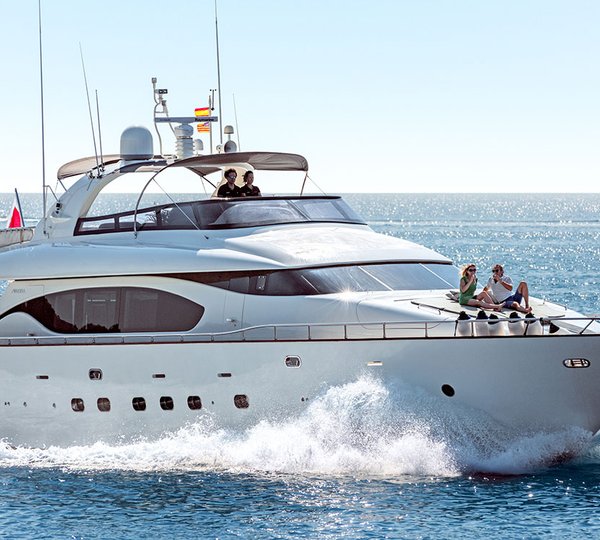 Cento Luxury Yacht - Bow view cruising