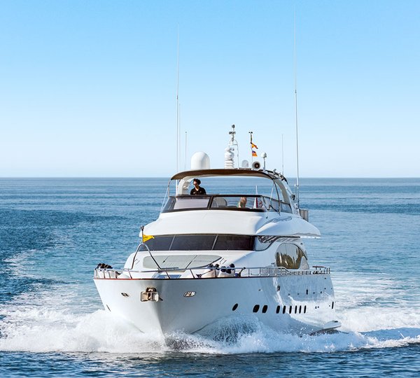Cento Luxury Yacht - Underway
