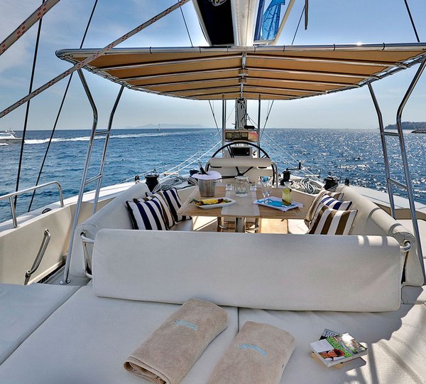 Charter Catamaran Anassa Flybridge