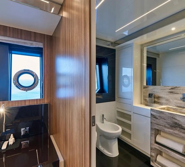 Doubel Guest Cabin Bathroom