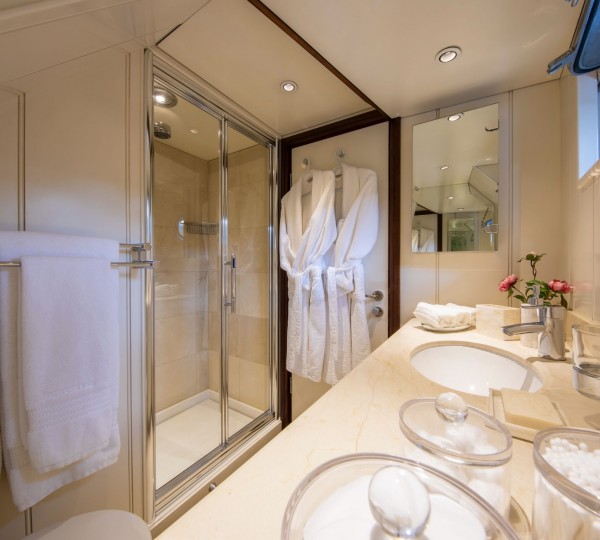 Double Cabin Guest Ensuite Bathroom
