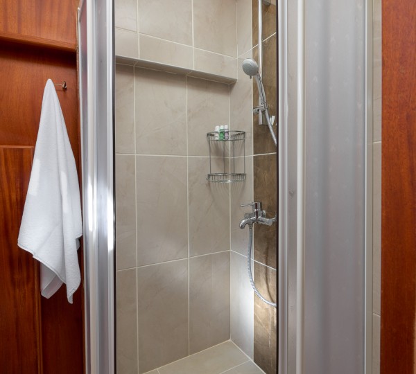 Double Guest Cabin For Guests Shower