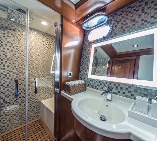 Double Guest Ensuite Bathroom