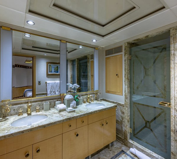 Double Suite For Guests Bathroom