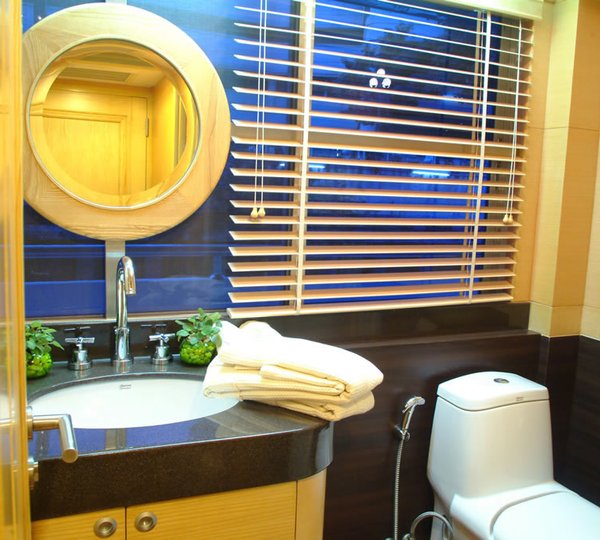 Starboard Cabin Ensuite Facilities 