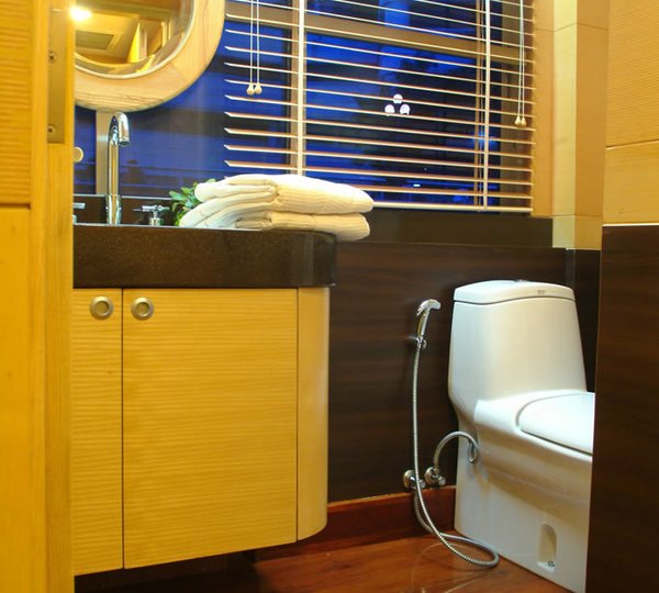Starboard Cabin - Bathroom 