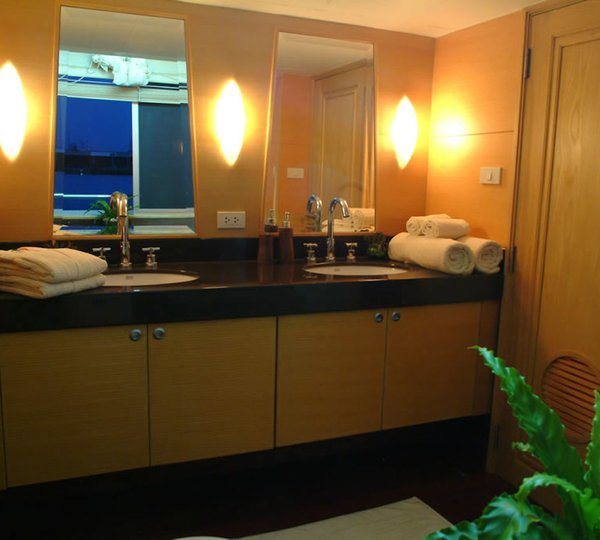 Starboard Cabin - Bathroom 