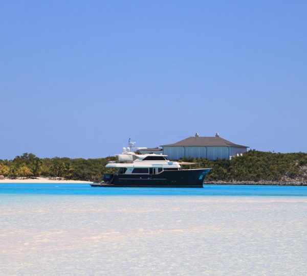Motor yacht NOMADA - Anchored