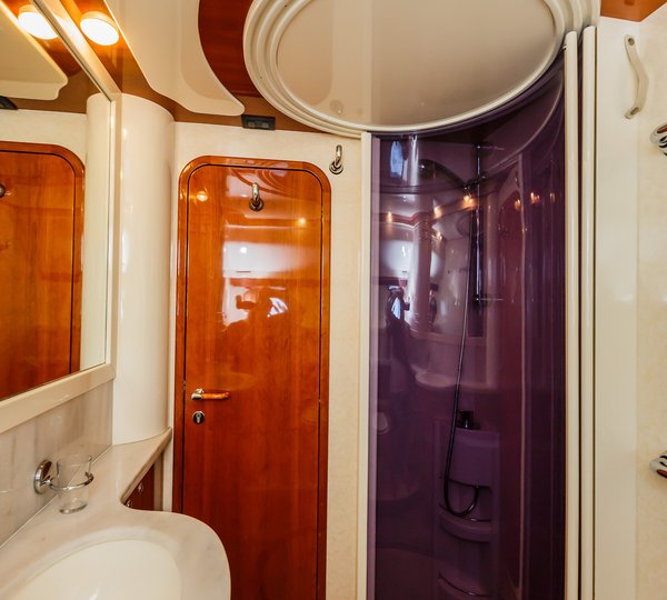 Ensute Bathroom With Shower