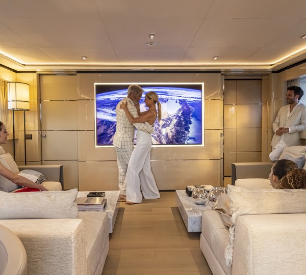 Evening Fun In Cinema Or TV Room - Lifestyle