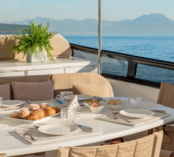 Flybridge - Breakfast