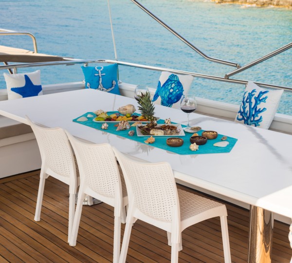 Flybridge Dinign Area