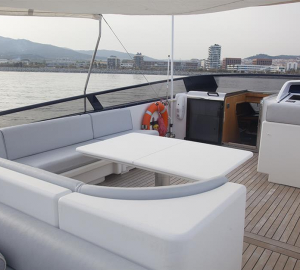 Flybridge Seating - Dining Area