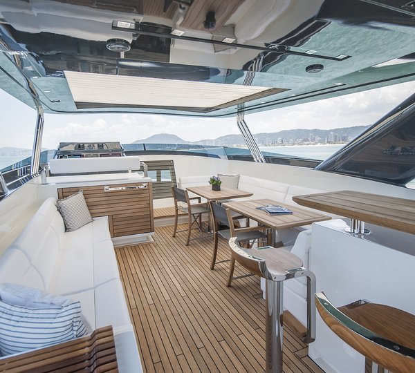 Flybridge Seating And Bar