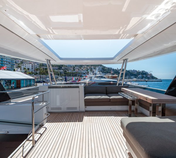 Flybridge Seating And Dining