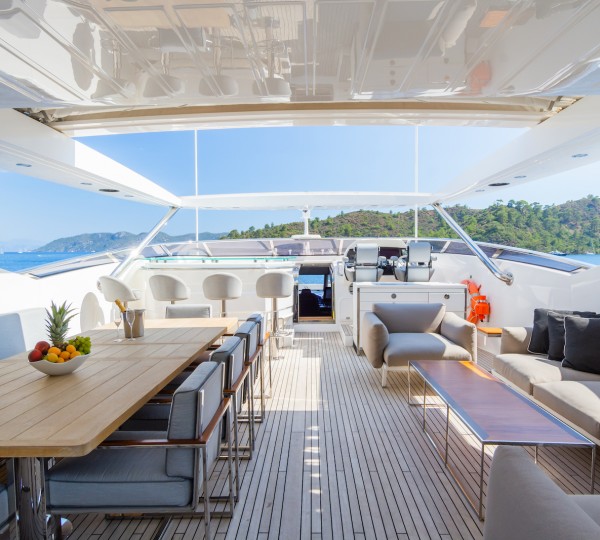 Flybridge With Jacuzzi