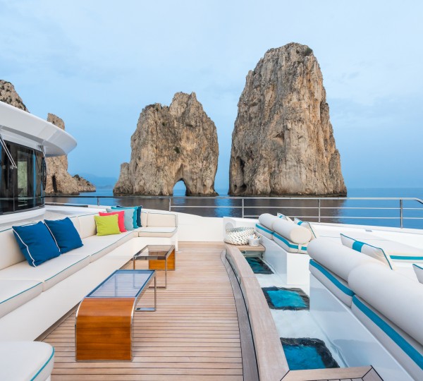 Foredeck With Jacuzzi And Sunpads