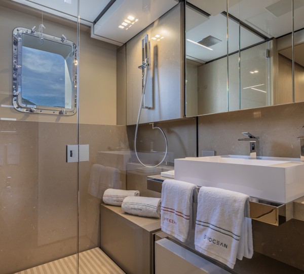 Guest Cabin - Twin Right Bathroom