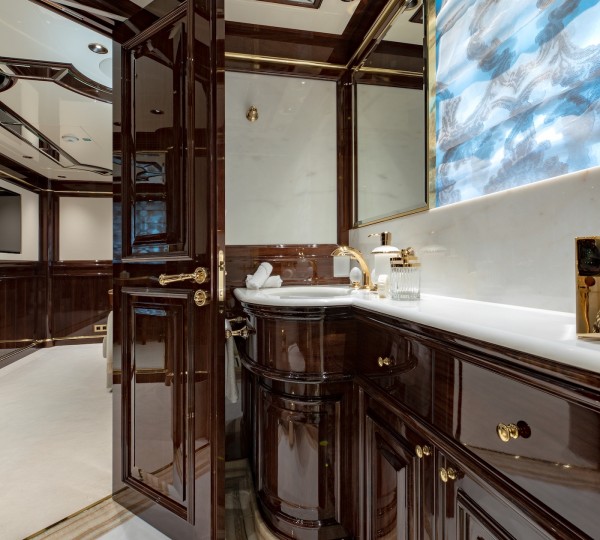 Guest Cabin Ensuite - Lower Deck Starboard