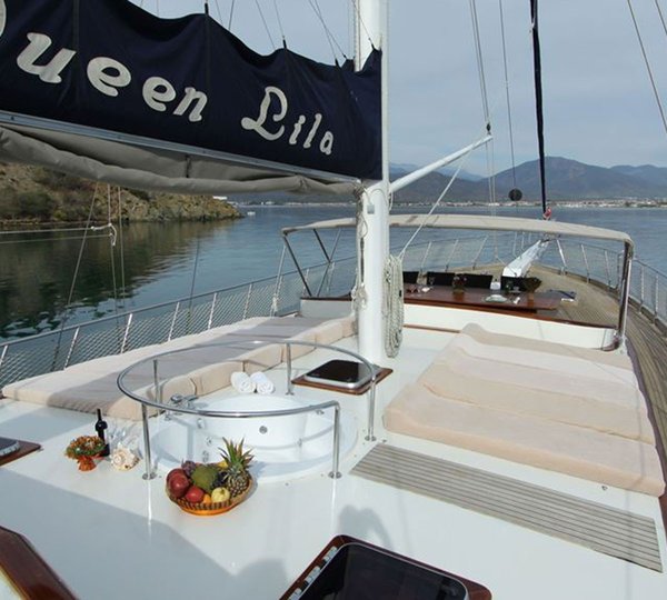 Foredeck and sunpads