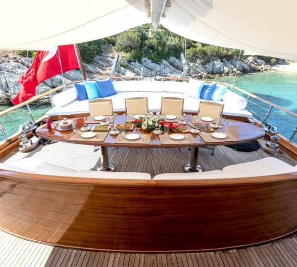 Alfresco dining aft deck