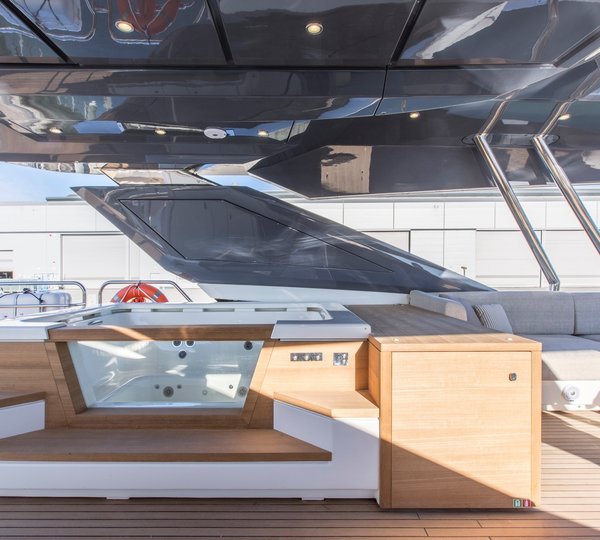 Jacuzzi tub on sundeck