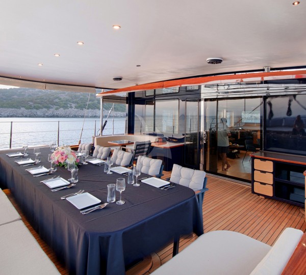 Aft deck alfresco dining