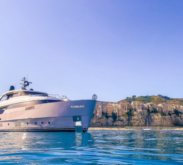 Luxury Yacht INVICTUS