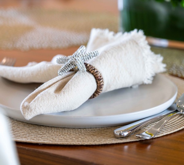 Main Deck - Dining Detail